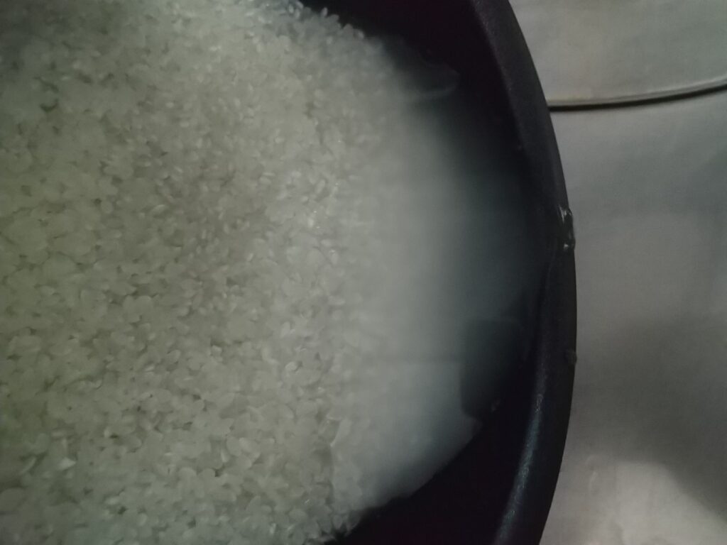 どんな高級炊飯器でも実現不能! 家庭にあるものでできる ごはんの簡単 最高の保存方法! 研いだ米に出る白い汁はでんぷん