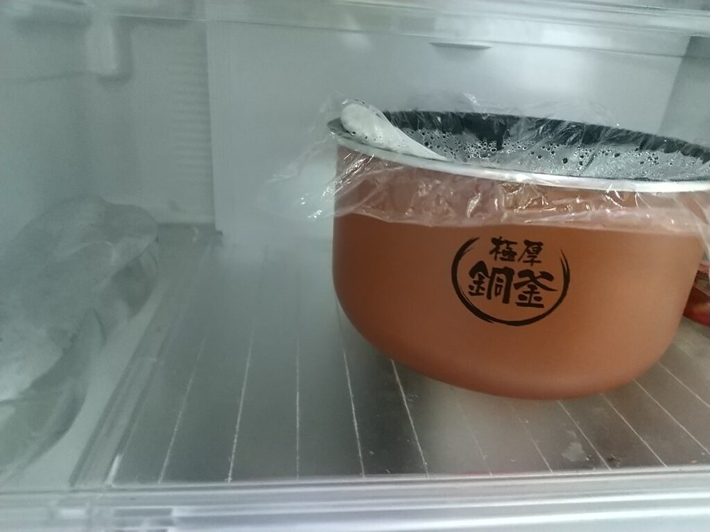 どんな高級炊飯器でも実現不能! 家庭にあるものでできる ごはんの簡単 最高の保存方法! 釜で直接持てるようになったら冷蔵庫で保存
