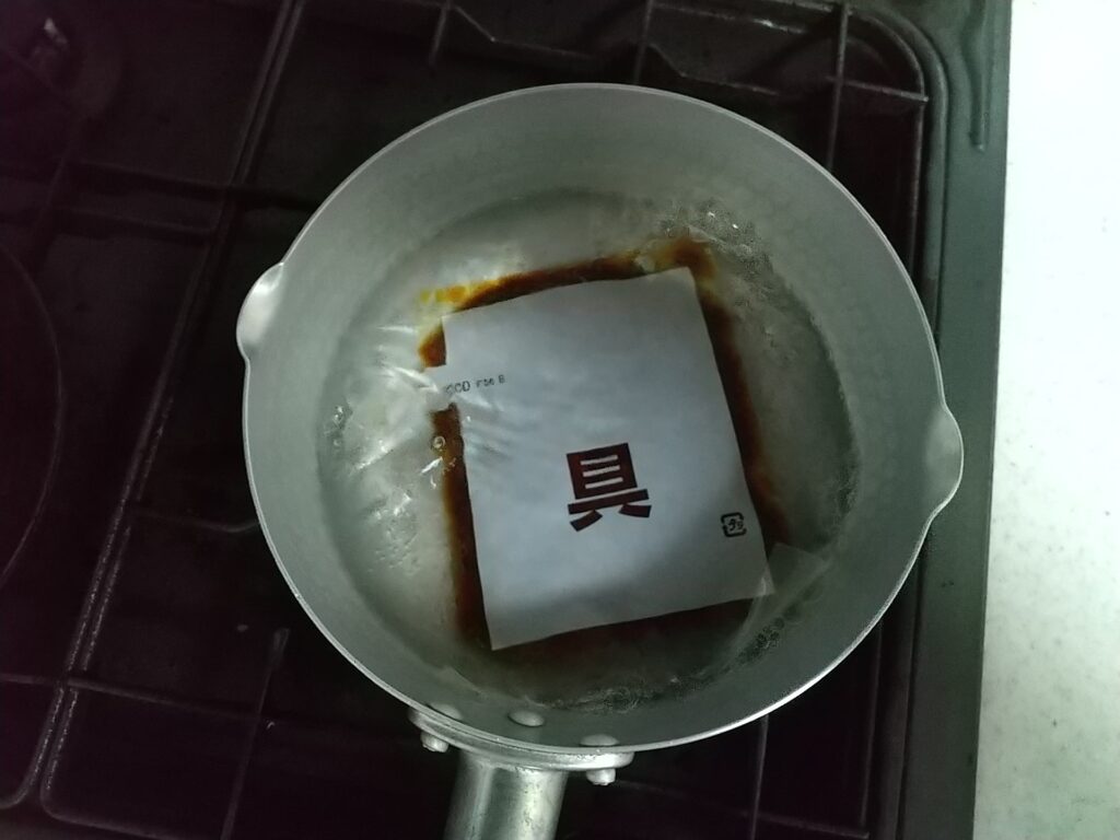 日本ハム 四川辛口麻婆豆腐のフライパンいらずな作り方! ※説明通りにつくると絶対に上手く作れません 4,チンしている間に鍋にソースが浸るくらいの水を入れて、湯煎しておく。(グツグツして1分くらいでOK)