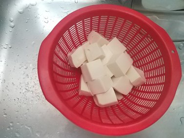 日本ハム 四川辛口麻婆豆腐のフライパンいらずな作り方! ※説明通りにつくると絶対に上手く作れません 豆腐をざるに入れて水切り