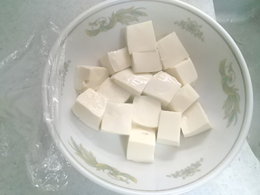 日本ハム 四川辛口麻婆豆腐のフライパンいらずな作り方! ※説明通りにつくると絶対に上手く作れません 水切り完了! とても簡単