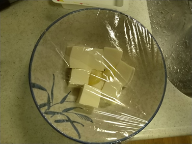日本ハム 四川辛口麻婆豆腐のフライパンいらずな作り方! ※説明通りにつくると絶対に上手く作れません 2,陶器のお皿に半分の8個、 200g入れて、ラップをかける。