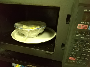 日本ハム 四川辛口麻婆豆腐のフライパンいらずな作り方! ※説明通りにつくると絶対に上手く作れません 3,電子レンジで、500Wなら4分チンする。