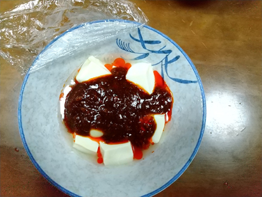 日本ハム 四川辛口麻婆豆腐のフライパンいらずな作り方! ※説明通りにつくると絶対に上手く作れません 5,レンジから取り出した豆腐に、湯煎したソースを一袋ぶん全部かける。