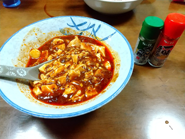 日本ハム 四川辛口麻婆豆腐のフライパンいらずな作り方! ※説明通りにつくると絶対に上手く作れません 7,食べる人が、食べる直前にかき混ぜて豆腐を崩して完成! さらに激辛が好みなら市販の一味や山椒を入れましょう。